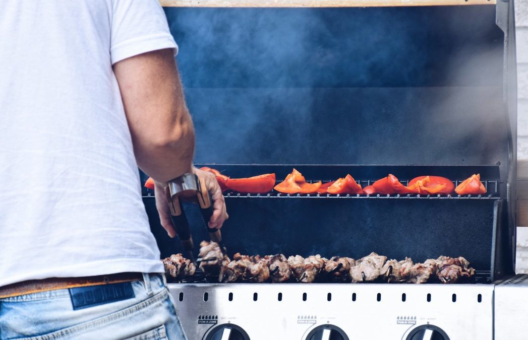 Plancha vs barbecue : petit comparatif des moyens de cuisson préférés de l’été