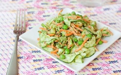 Nouilles aux carottes et aux courgettes de Gena avec pesto et petits pois